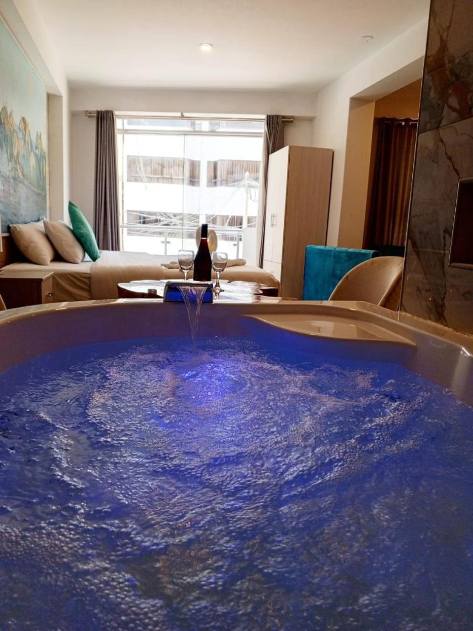 Jacuzzi Hotel *